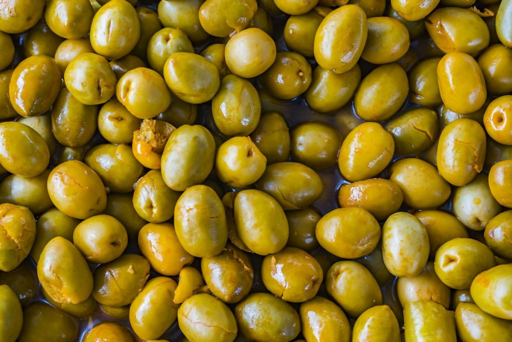 Aceitunas fermentadas: desamargado, salmuera y por qué se ablandan