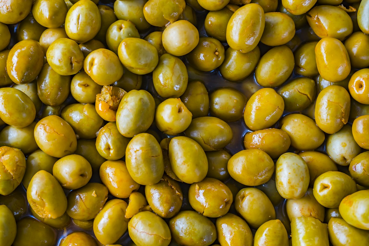 Aceitunas fermentadas: desamargado, salmuera y por qué se ablandan